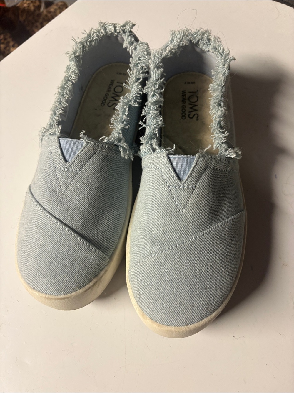 Toms womens 7 Light Blue Frayed Canvas Slip-On Sneakers